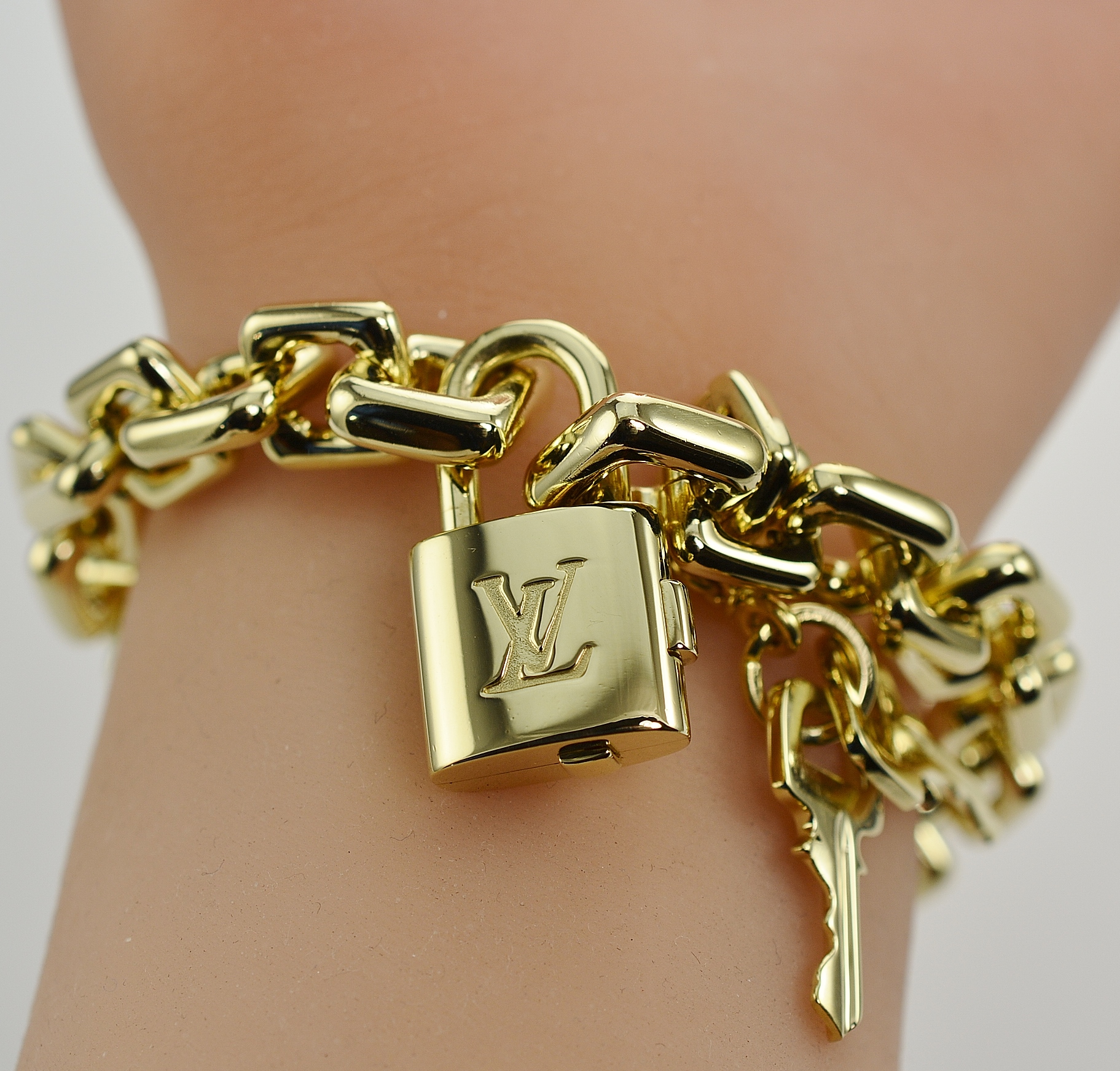 Louis Vuitton Solid 18K Gold Charm Bracelet with Purse Charm 3.80 Ounces Solid 18K Gold ...