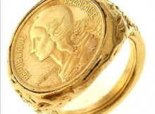 Gold-Tone Ring With 1986 French 5 Centimes Coin Inlay