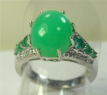 Fine 6.72 ct Natural Chrysoprase & Emerald Ring