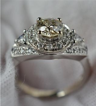 1.22ctw Diamond Wedding Ring 18K Gold (Center Diamond is 0.83ct), Retail $5,062
